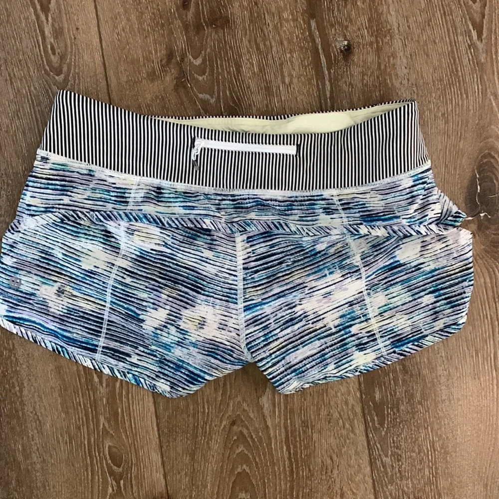Lululemon speed up shorts, low waist, 2.5 inch inseam - Picture 3 of 6